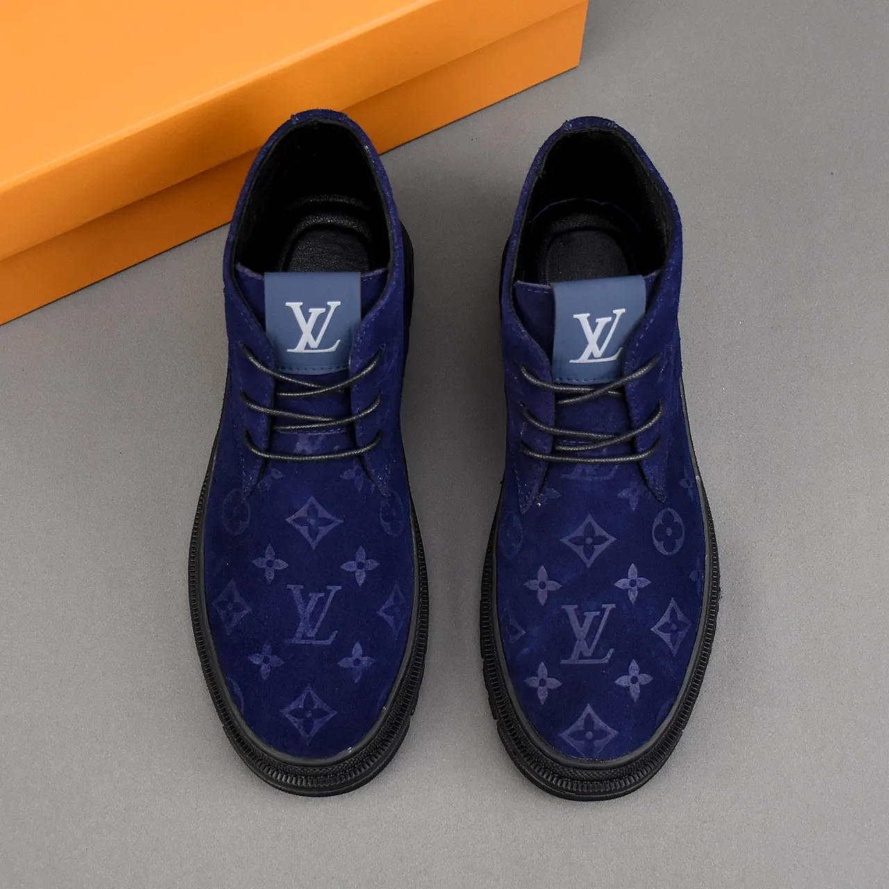 PP leather 230 gross 250👟👟👟LOUIS VUITTON LV donkey brand new thick-soled lace-up big-toe shoes men's casual shoes high-top short boots. These boots are made of waterproof nubuck to create a lightweight and comfortable shoe body. The trendy attitude of being both strong and soft makes it an everyday choice. ✔Upper: imported nubuck leather ✔Lining: sheepskin or wool ✔Outsole: molded outsole Size: 38-44